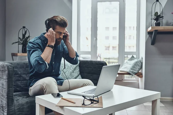 Man luisteren muziek in hoofdtelefoon — Stockfoto