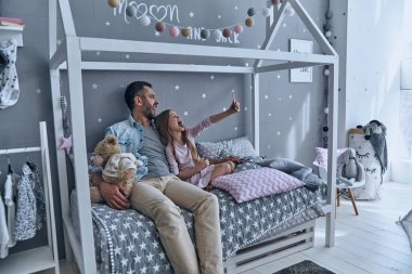 selfie babası ile alarak çok güzel kız 