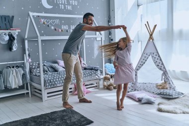 Baba ve kızı yatak odasında dans