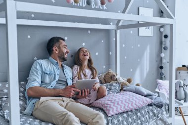 Baba ve küçük kızı yatak odasında