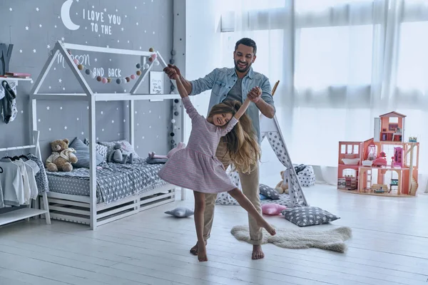 Pai carregando filha no quarto — Fotografia de Stock