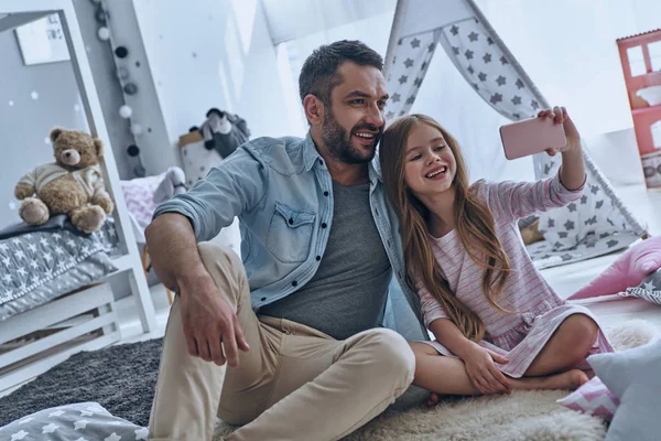 Beautiful girl taking selfie with father — Stock Photo, Image