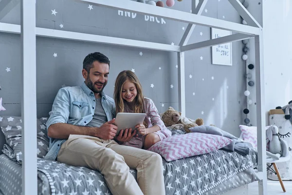 Vader en dochtertje in slaapkamer — Stockfoto