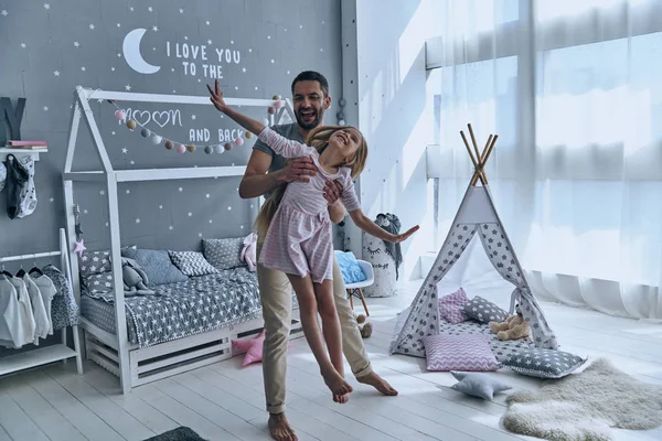 Padre jugando y llevando hija — Foto de Stock