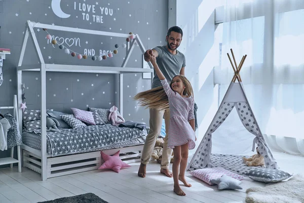 Pai e filha dançando no quarto — Fotografia de Stock