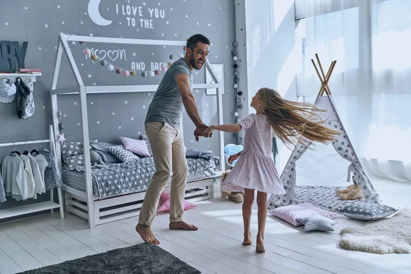 Pai e filha dançando no quarto — Fotografia de Stock