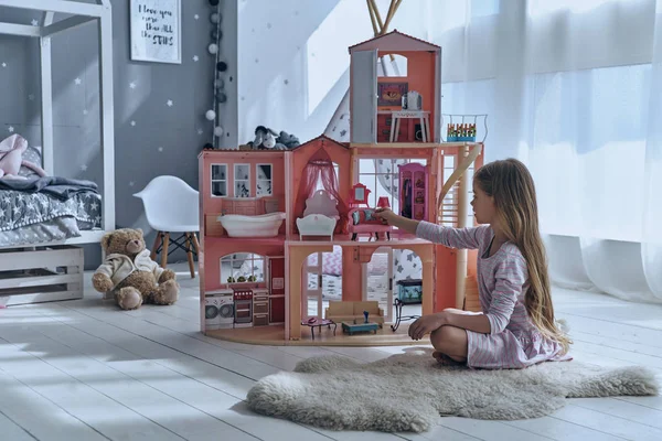 Entzückendes kleines Mädchen spielt mit Puppenhaus — Stockfoto