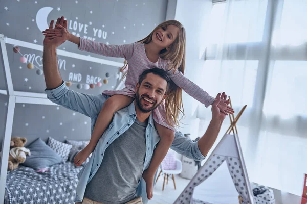 Vater trägt Tochter auf Schultern — Stockfoto