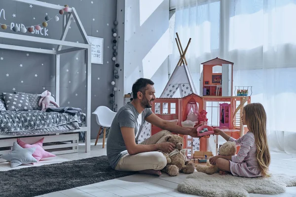 Pai e filha brincando com a casa de bonecas — Fotografia de Stock