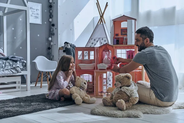 Vader en dochter spelen met poppenhuis — Stockfoto