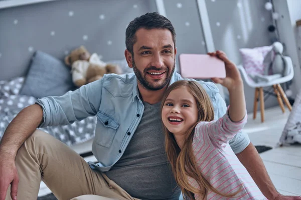 Hermosa chica tomando selfie con padre —  Fotos de Stock