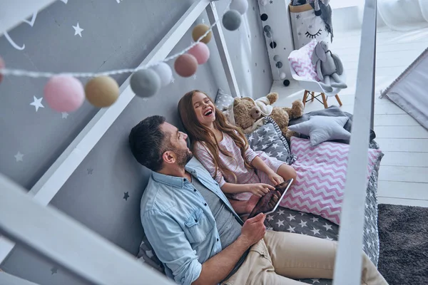 Padre e hija pequeña en el dormitorio —  Fotos de Stock