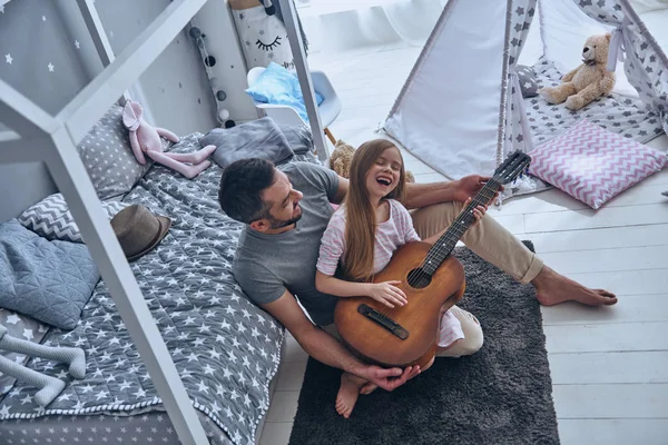 Pai e filha tocando guitarra — Fotografia de Stock