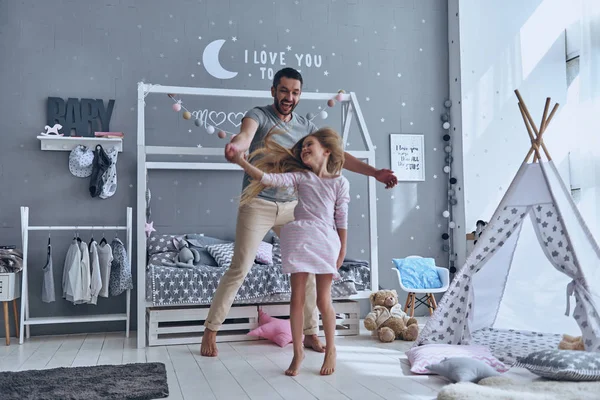 Отец и дочь танцуют в спальне — стоковое фото