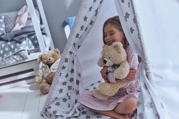 Kleines Mädchen umarmt Teddybär — Stockfoto