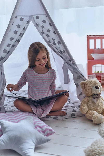 Adorável menina leitura livro — Fotografia de Stock