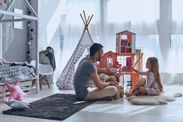 Père et fille jouant avec la maison de poupée — Photo