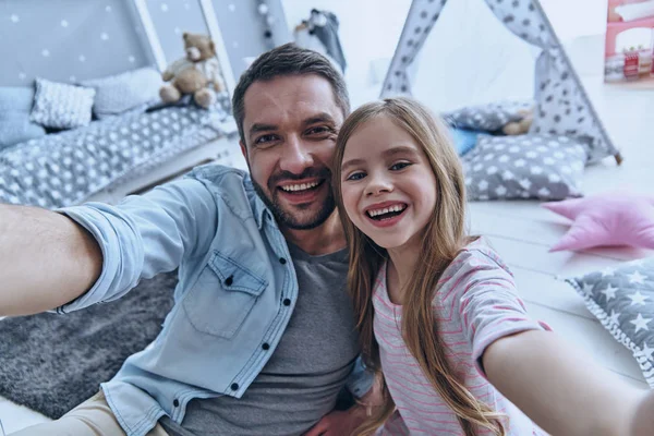 Selfie de pai e filha pequena — Fotografia de Stock