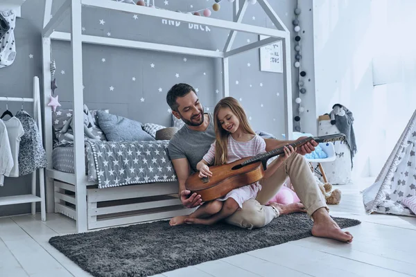 Vater und Tochter spielen Gitarre — Stockfoto