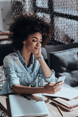 Afrikalı kadın iletinin yazarak