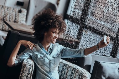 Afrikalı kadın alarak selfie