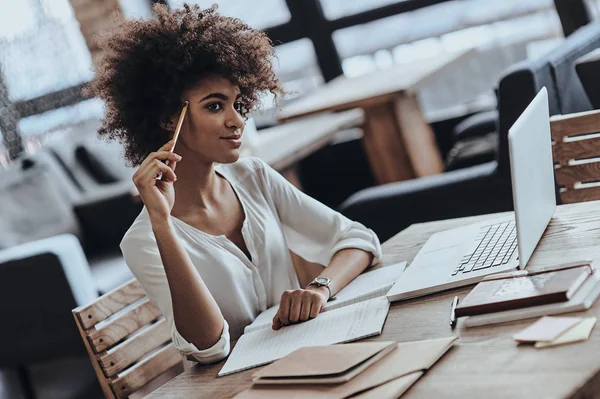 Mujer africana sosteniendo un lápiz —  Fotos de Stock