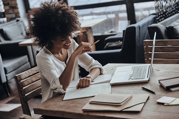 Mujer africana sosteniendo un lápiz — Foto de Stock