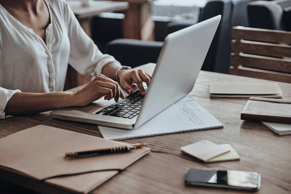 Afrikanerin benutzt Laptop — Stockfoto