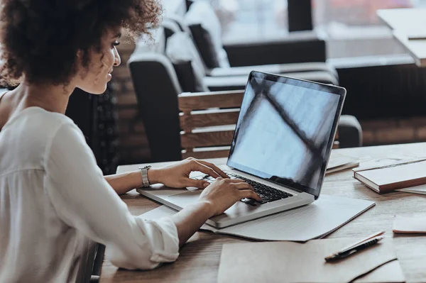 Afrikansk kvinna som använder laptop — Stockfoto