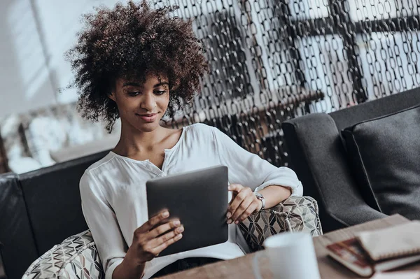 Donna africana navigando tablet digitale — Foto Stock