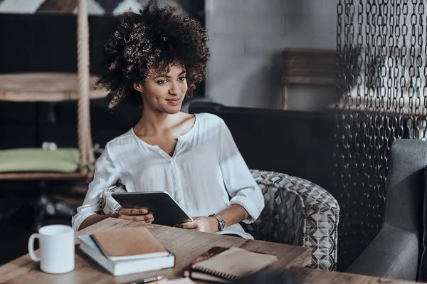 Mujer africana sosteniendo tableta digital — Foto de Stock