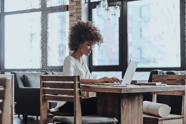 Afrikansk kvinna som använder laptop — Stockfoto