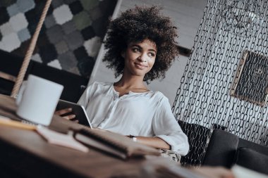 Afrikalı kadın holding dijital tablet 