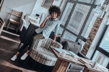 Afrikalı kadın telefonda konuşuyor.