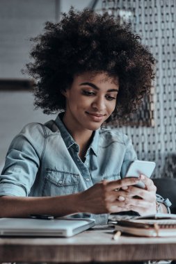 Afrikalı kadın iletinin yazarak