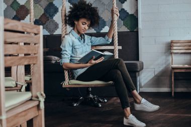 Afrikalı kadın favori kitap okumak