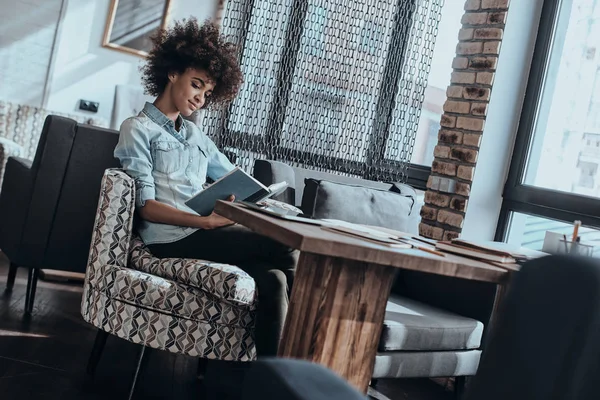 Mujer africana leyendo libro — Foto de Stock