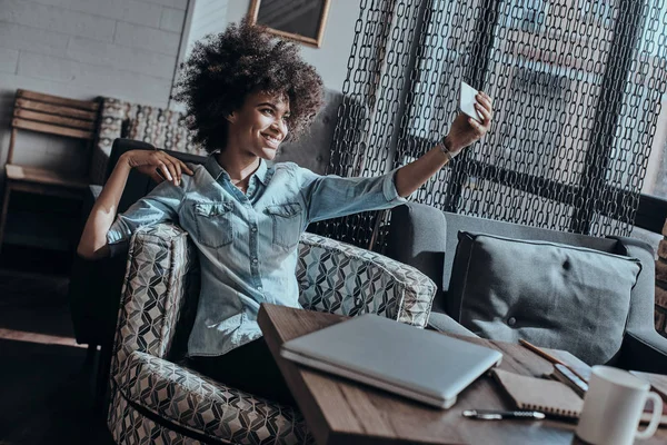 Donna africana prendendo selfie — Foto Stock