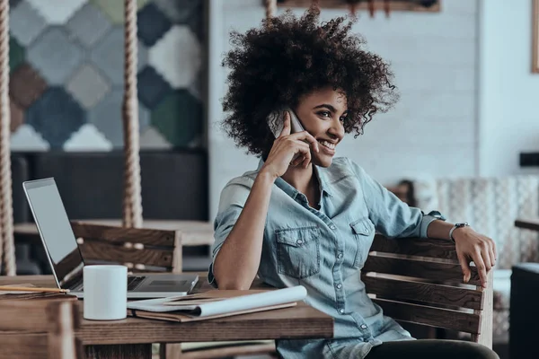 Femme africaine parlant au téléphone — Photo