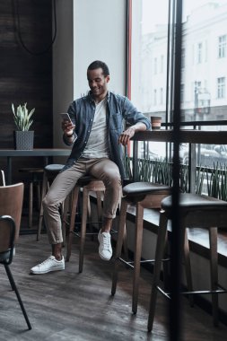 yakışıklı adam tarama smartphone