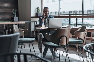 yakışıklı adam cep telefonda konuşurken 