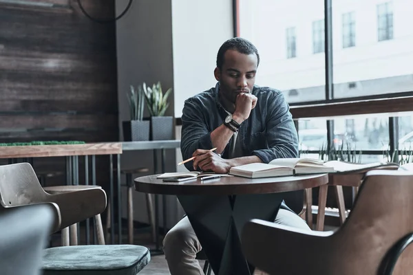 Bel homme réfléchi écriture livre — Photo