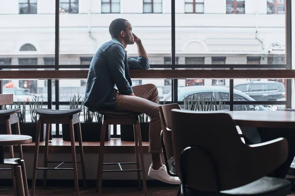 Stilig omtänksamma man i café — Stockfoto