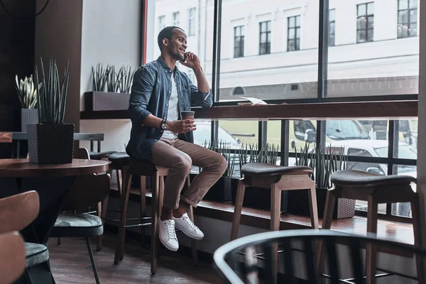 Hombre guapo hablando por teléfono móvil — Foto de Stock