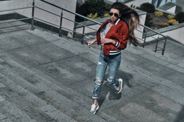 casual Giyim çalışan kadın