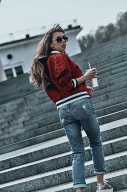 kadın holding tek kullanımlık Kupası