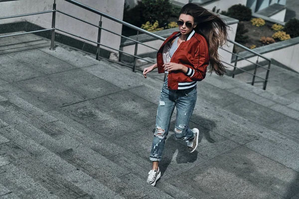 Kvinna i casual kläder löpning — Stockfoto