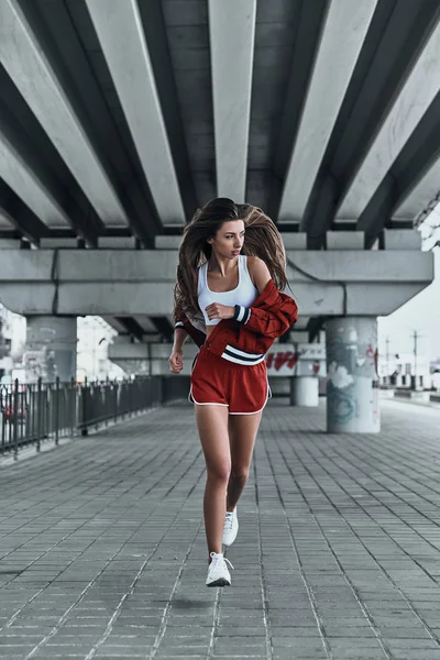 Mulher em roupas esportivas correndo — Fotografia de Stock