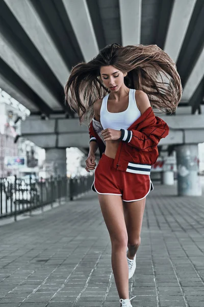 Γυναίκα στο τρέξιμο αθλητικά ρούχα — Φωτογραφία Αρχείου