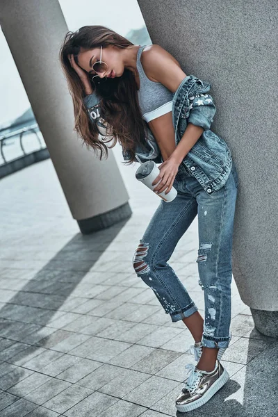 Mulher na moda em jeans — Fotografia de Stock